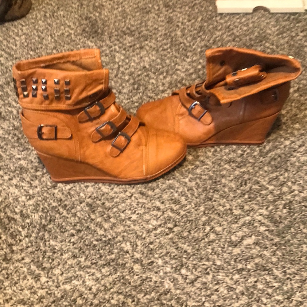 O Delia tan wedges
